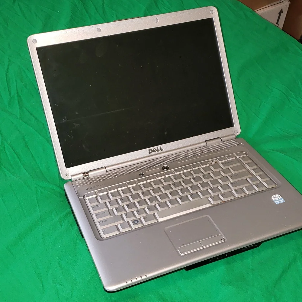 Dell Inspiron 1525 Laptop No Hard Drive Powers On When Plugged In